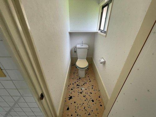 坂元町　中古戸建てのトイレ|窓のあるトイレです。
