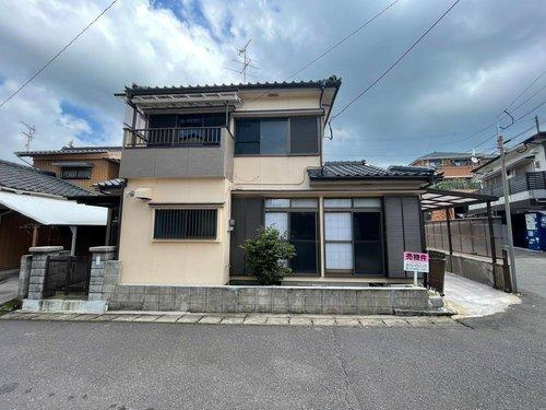 坂元町　中古戸建ての外観|南面道路沿い。落ち着いた住宅街の角地です。