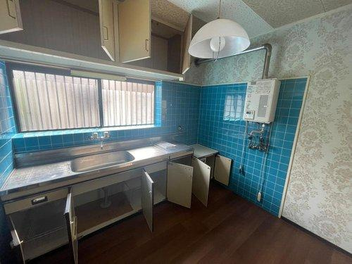 坂元町　中古戸建てのキッチン|広々としたキッチンスペースです。