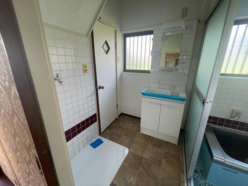 坂元町　中古戸建ての洗面所|洗濯機置き場のある洗面脱衣所です。