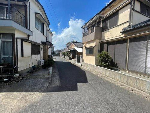 坂元町　中古戸建ての前面道路含む現地写真|落ち着いた閑静な住宅街です。