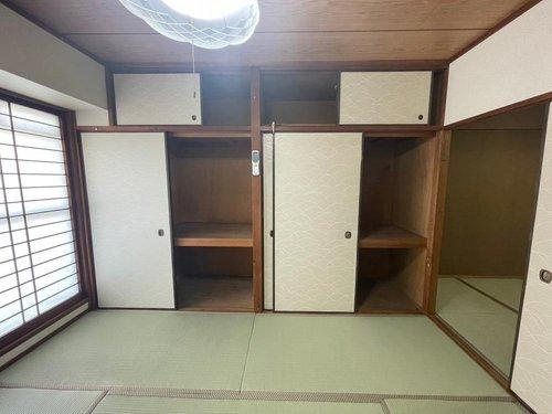 トーカンマンション新上橋第10の和室|和室の収納もたっぷりです。