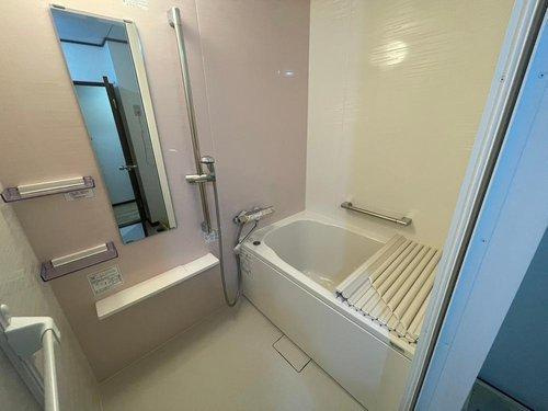 トーカンマンション新上橋第10の浴室|浴室はリフォームされており、1日の疲れを癒すシステムバスルームになっています。