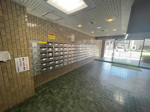 トーカンマンション新上橋第10のエントランス|集合ポストのあるエントランスです。