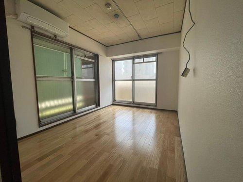 トーカンマンション新上橋第10の洋室|バルコニーで出入りできる洋室です。
エアコン付きです。