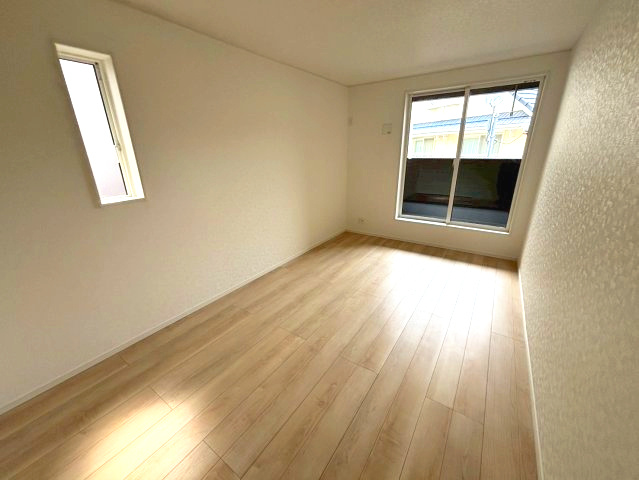 玉里町　新築戸建て②の洋室|7.5帖の洋室です。バルコニーへ出入りできます。