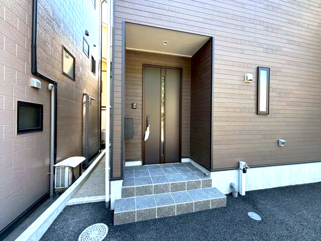 玉里町　新築戸建て②の玄関|外水栓や宅配ボックス、TVモニター付きインターフォン設置済です。