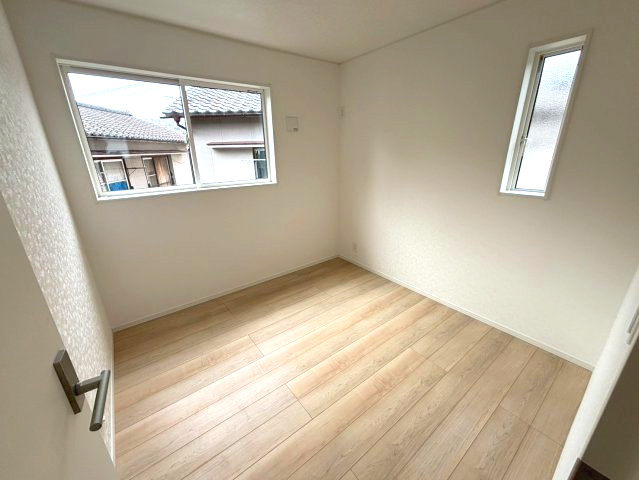 玉里町　新築戸建て①の洋室|2面採光の4.5帖の洋室です。