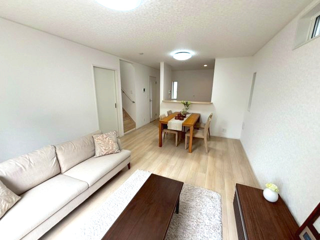 玉里町　新築戸建て①の居間・リビング|リビング階段採用。家族が自然とリビングに集う間取りです。