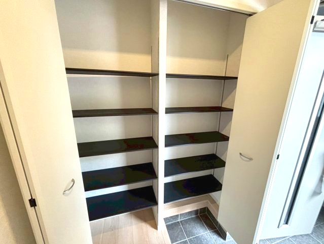 玉里町　新築戸建て①の収納|家族分の靴もたっぷり入りますね。