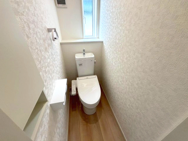 玉里町　新築戸建て①のトイレ|2階の温水洗浄便座トイレです。