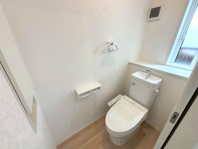 玉里町　新築戸建て①のトイレ|1階の温水洗浄便座トイレです。