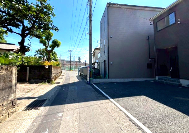 玉里町　新築戸建て①の前面道路含む現地写真|道路との段差がなくスムーズに駐車できます。