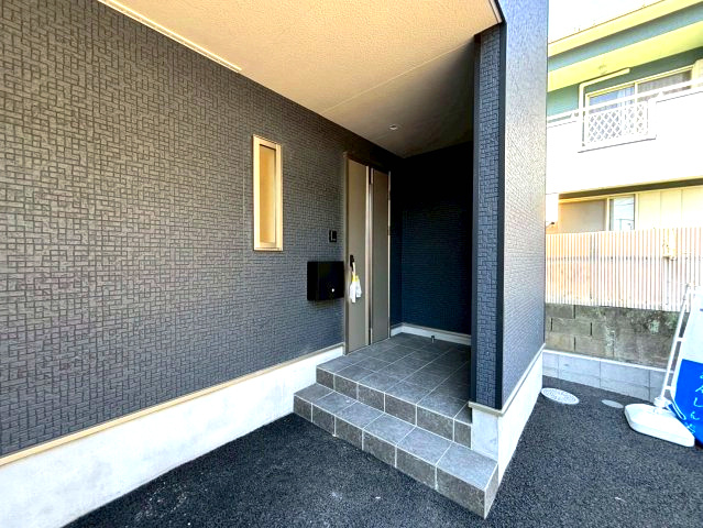 玉里町　新築戸建て①の玄関|雨の日も濡れずに済むガレージ付き♪