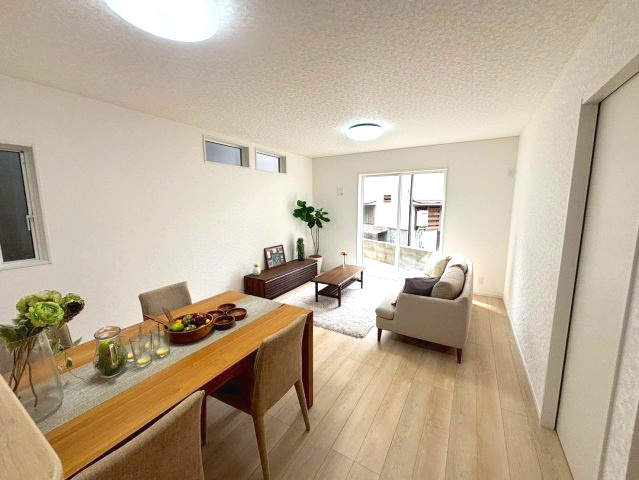 玉里町　新築戸建て①の居間・リビング|16帖のLDKは家具を置いても十分な広さです。