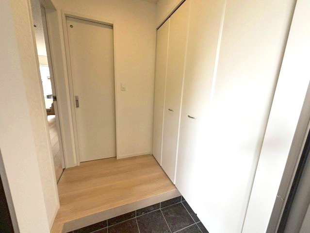 玉里町　新築戸建て①の玄関|玄関収納もあり靴を整理できます。