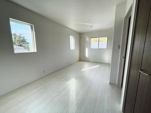 西伊敷1丁目　モデルハウス分譲の洋室|お子様の成長に合わせてお部屋を仕切れる間取りになっています。