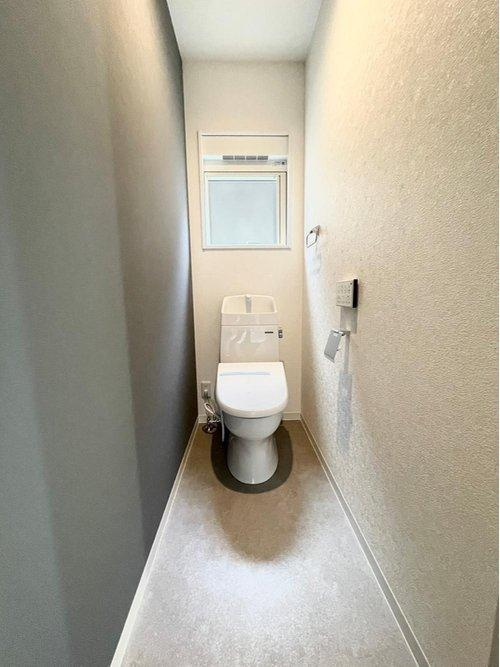 西伊敷1丁目　モデルハウス分譲のトイレ|2階にも温水洗浄便座トイレを設置。1階に降りなくても良いのが助かりますね。