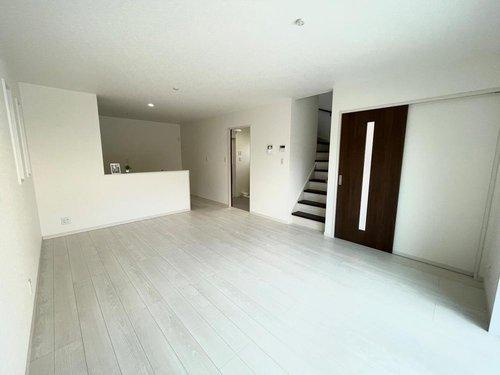 西伊敷1丁目　モデルハウス分譲の居間・リビング|16帖の清潔感のあるLDKで家族みんなでのびのび暮らしませんか。