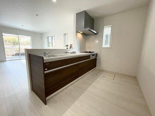 西伊敷1丁目　モデルハウス分譲のキッチン|リビングを見渡せる対面式システムキッチンです。