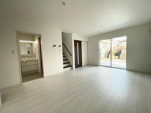 西伊敷1丁目　モデルハウス分譲の居間・リビング|家族がリビングに集うリビング階段採用。