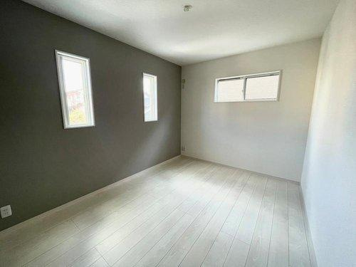 西伊敷1丁目　モデルハウス分譲のその他|2面採光で明るい洋室です。主寝室にいかがでしょうか。