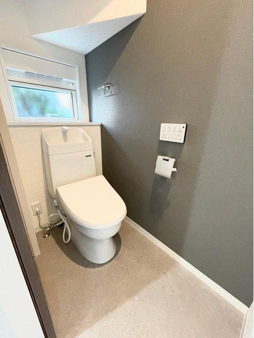西伊敷1丁目　モデルハウス分譲のトイレ|階段下を利用した1階の温水洗浄便座トイレです。