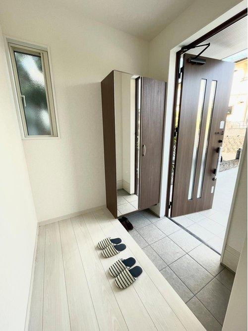 西伊敷1丁目　モデルハウス分譲の玄関|姿見付きのシューズボックスが嬉しい玄関です。