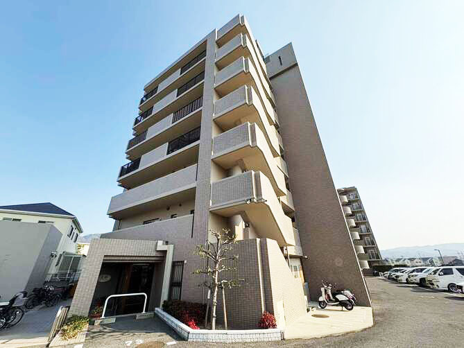 交野グリーンマンションの外観|新しい生活にいかがでしょうか？外観はお住まいの顔になります。こだわりたいポイントですね。水回りリフォームやリノベーションも承ってます。
■現地見学・資金計画相談・住宅ローン相談もお問合せ受付中■