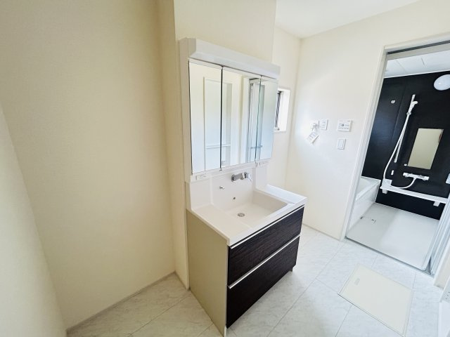 【独立洗面台】 | 新築　太田市茂木町第1　Livele Garden.S　１号棟 | 現地写真　シャワー付きの洗面台は忙しい朝でも身支度を整えるのにとても便利◎							
