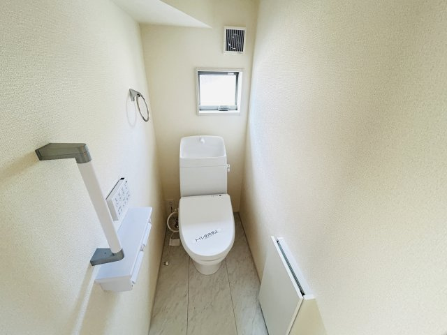 【トイレ】 | 新築　太田市茂木町第1　Livele Garden.S　１号棟 | 現地写真　節水タイプのウォシュレット付きトイレ、水道料節約に一役買います！							
