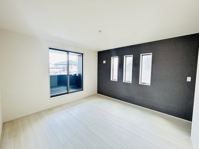 【洋室】 | 新築　太田市茂木町第1　Livele Garden.S　１号棟 | 現地写真　二面採光で明るく風通しの良い2階洋室♪					
