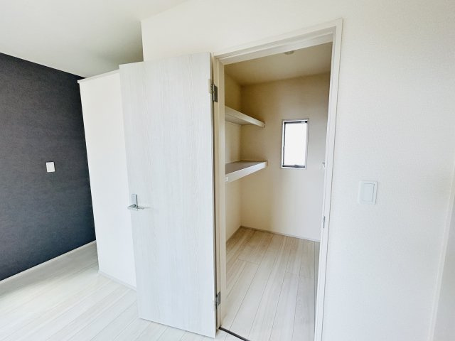 【収納】 | 新築　太田市茂木町第1　Livele Garden.S　１号棟 | 現地写真　主寝室の大型のウォークインクローゼットは収納ラクラク、お部屋スッキリ♪							
						
						
