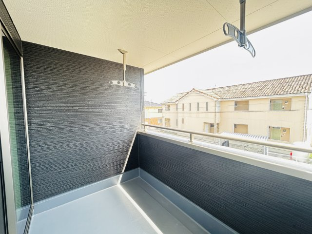 【バルコニー】 | 新築　太田市茂木町第1　Livele Garden.S　１号棟 | 現地写真　インナーバルコニーで少しの雨なら濡れずにすみます。天気が怪しいけど…という悩みも解消ですね									
