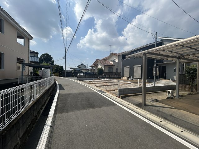 新築　太田市茂木町第1　Livele Garden.S　１号棟の前面道路含む現地写真|現地写真　南東側接道幅員約4ｍ　北西側接道幅員約2.7ｍ	