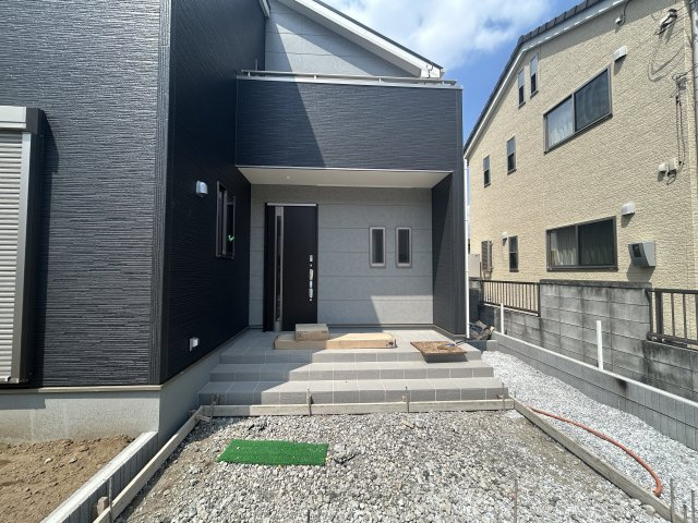 【玄関】 | 新築　太田市茂木町第1　Livele Garden.S　１号棟 | 現地写真　TVモニター付きドアホンでセキュリティも安心です！
