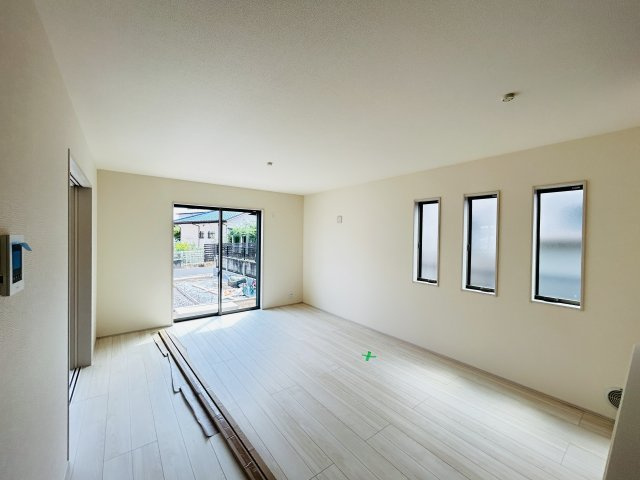 【居間・リビング】 | 新築　太田市茂木町第1　Livele Garden.S　１号棟 | 現地写真　家族の会話が弾む対面キッチン。お子様の様子も確認できて安心ですね。							
