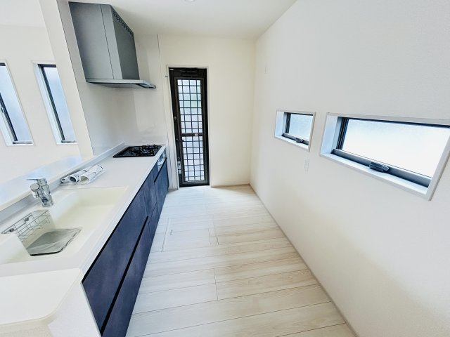 【キッチン】 | 新築　太田市茂木町第1　Livele Garden.S　１号棟 | 現地写真　勝手口があり、出したいゴミが直ぐに出せます。床下収納も付いていて食材保管に便利！									
