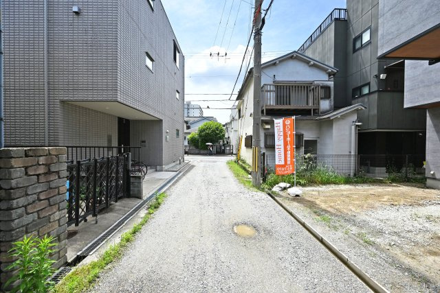 神戸市東灘区北青木3丁目新築一戸建て│4LDK+並列駐車2台可の前面道路含む現地写真|前面道路幅は東側に約4ｍです。