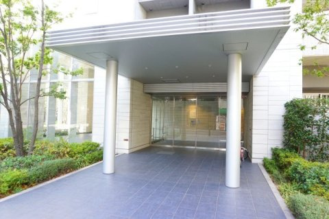 ジオ新町のエントランス