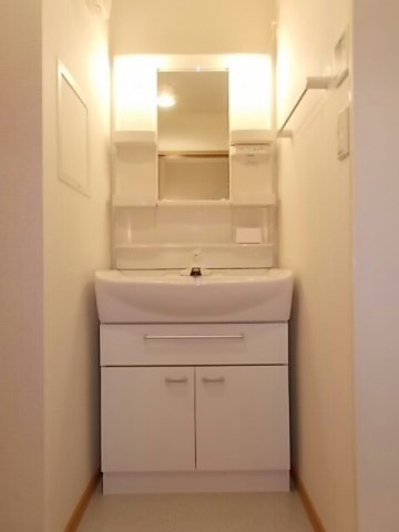 ヴィラ　スクエアＤの洗面所|ゆったりとスペースのある洗面所