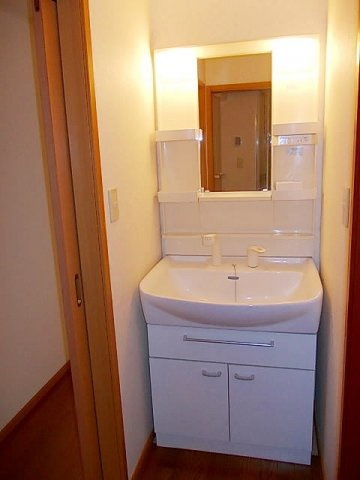 ランドヒルズ　Ｂの洗面所|明るい洗面所です