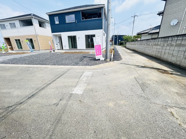 新築　伊勢崎市平井町第3　クレイドルガーデン　2号棟の前面道路含む現地写真|現地写真　南側接道幅員約4.9ｍ　東側接道幅員約4ｍ