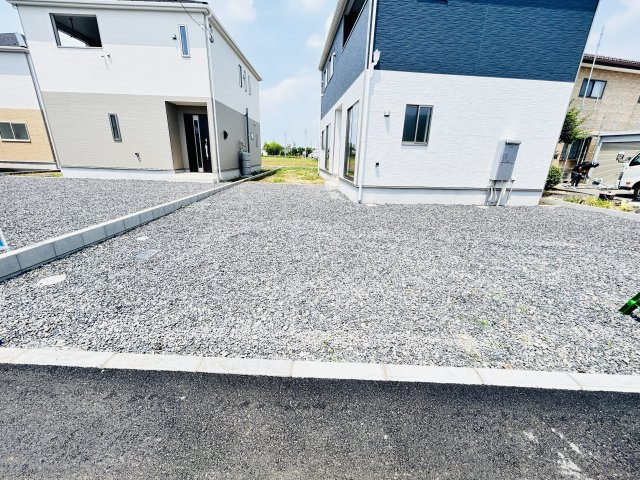 新築　伊勢崎市平井町第3　クレイドルガーデン　4号棟の駐車場|現地写真　駐車スペースは並列3台分可能です！

