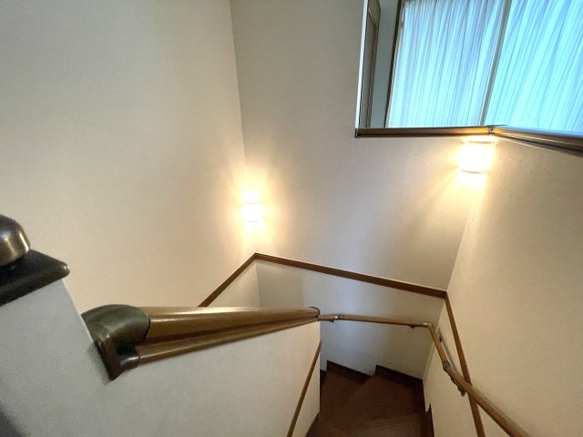【内装】 | ◇◆開成町吉田島 中古戸建◆◇ | 階段には手すりが付いており安全です。