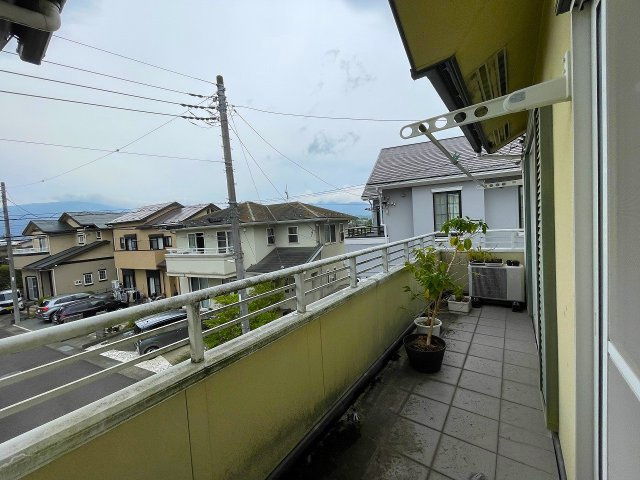 【バルコニー】 | ◇◆開成町吉田島 中古戸建◆◇ | 陽当たりの良い南西側バルコニー。たくさんお洗濯物が干せます！