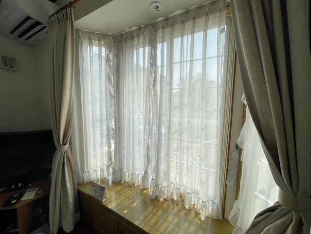【内装】 | ◇◆開成町吉田島 中古戸建◆◇ | リビングの南西向きの窓からは柔らかな陽射しが射し込みます。