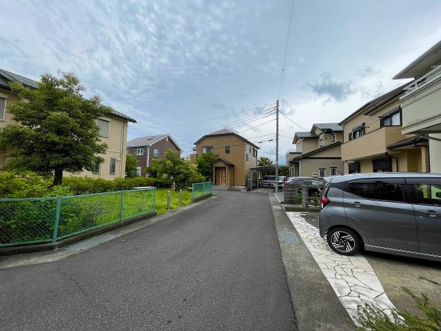 【前面道路含む現地写真】 | ◇◆開成町吉田島 中古戸建◆◇ | 住宅目の前は棟なしで開放感があります。