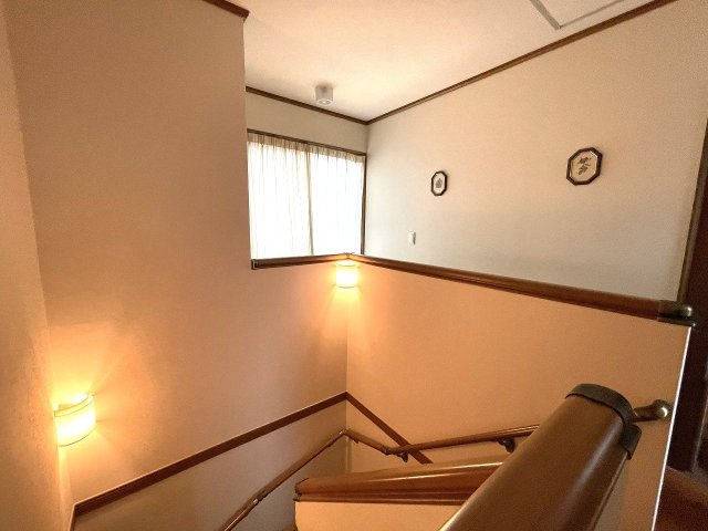 【内装】 | ◇◆開成町吉田島 中古戸建◆◇ | 2階ホールから見た階段。1階にいる家族にも声が聞こえる広々としたスペース