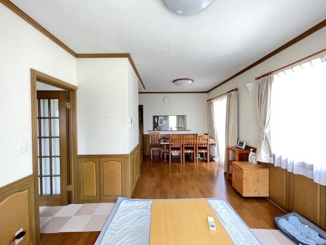 【居間・リビング】 | ◇◆開成町吉田島 中古戸建◆◇ | 2面採光の明るいリビングルーム